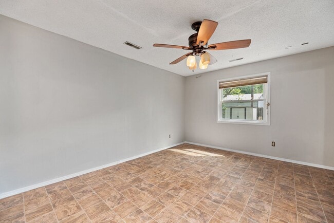 Building Photo - Bed 2 Bath In Quiet Neighborhood!