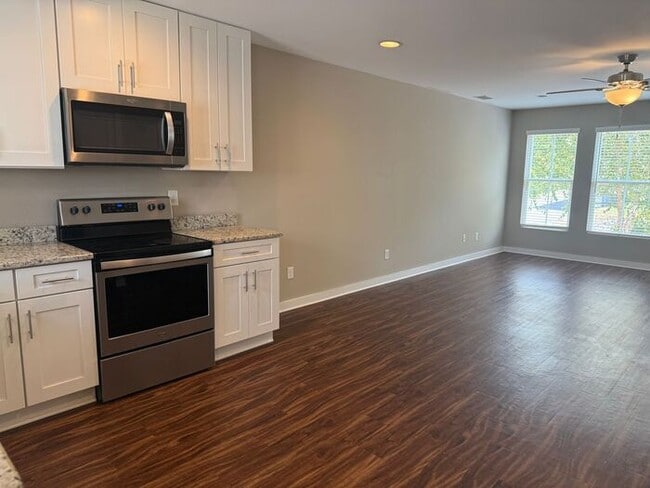Building Photo - FOR RENT - Beautiful Modern Townhouse in Madison
