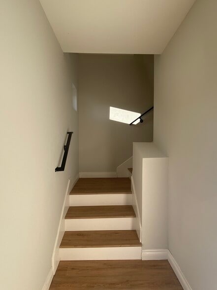 Building Photo - 5544 Romaine St