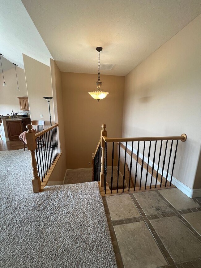 Building Photo - Stunning 5 bed 3.5 bath twin-home on the R...