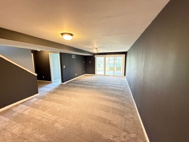 Building Photo - Triple Crown 2 bed 2 1/2 bath