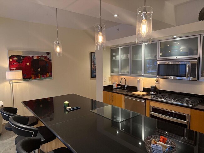 Building Photo - Exceptional condo unit in the heart Boston...