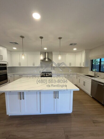 Building Photo - 2202 N Los Altos Dr