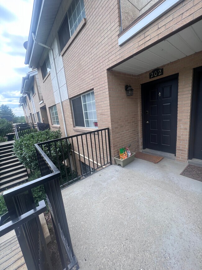 Building Photo - 136 E 400 N