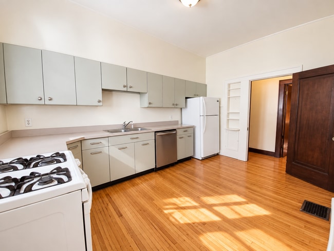 Building Photo - 525 S Woodlawn Ave