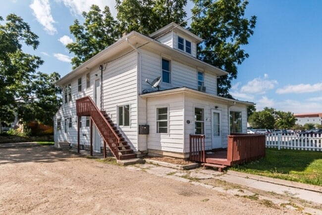 Building Photo - 423 4th Ave SE