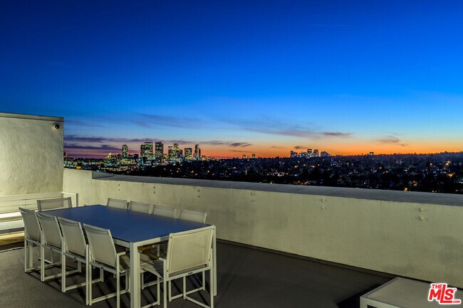 Building Photo - 838 N Doheny Dr