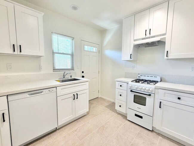 Building Photo - AVAILABLE NOW!! Studio Apartment in Palm Springs!