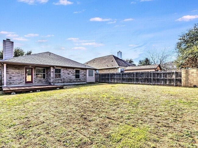 Building Photo - Comfortable 3BR / 2BA Home with Fireplace, Natural Light & Private Backyard