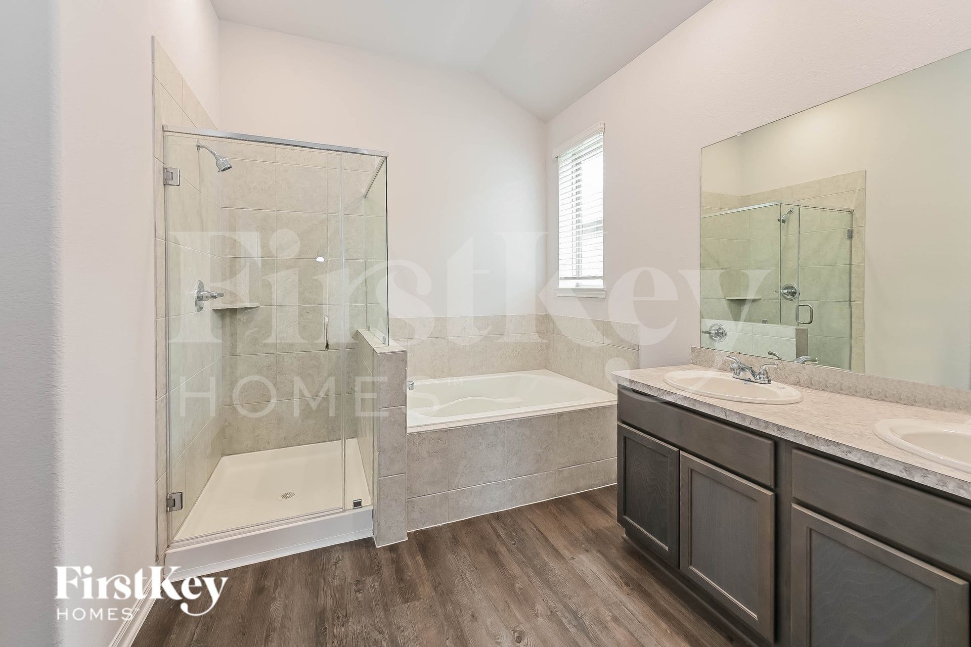 Building Photo - 14775 Country Club Dr