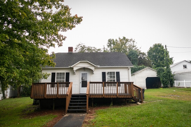 Building Photo - 105 Burns St