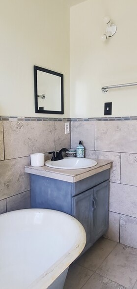 Guest bath - 1040 N Lyons Ave