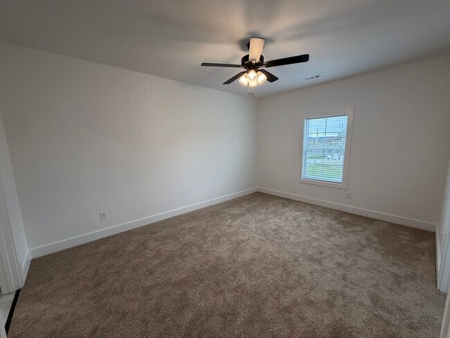 Building Photo - New Build 3 Bed 2.5 Bath Townhome in Shelbyville with a Move in Special