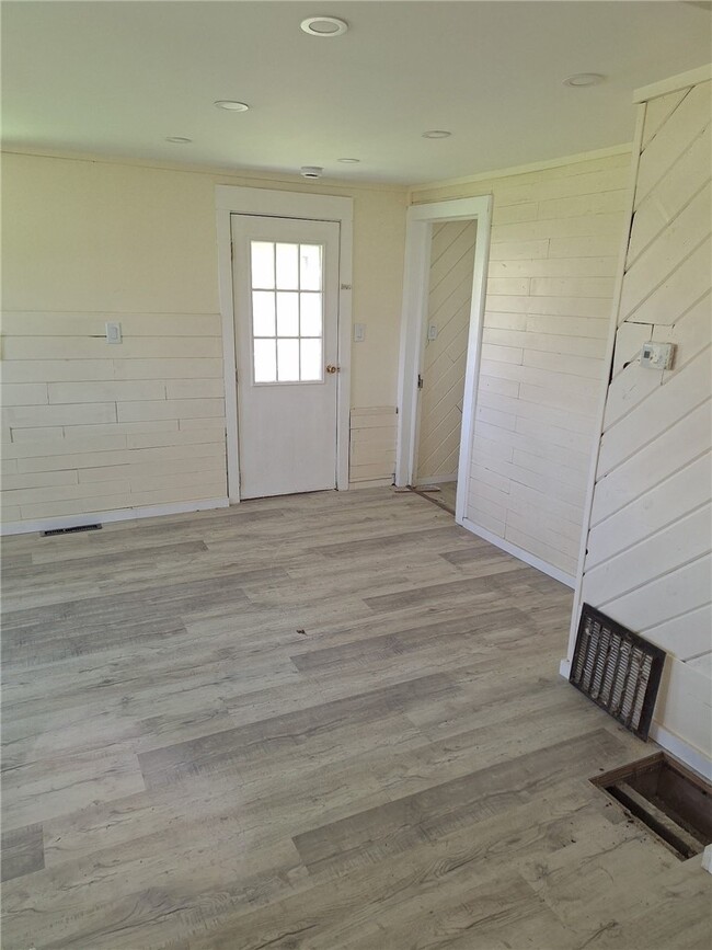 Building Photo - 40 Oak St