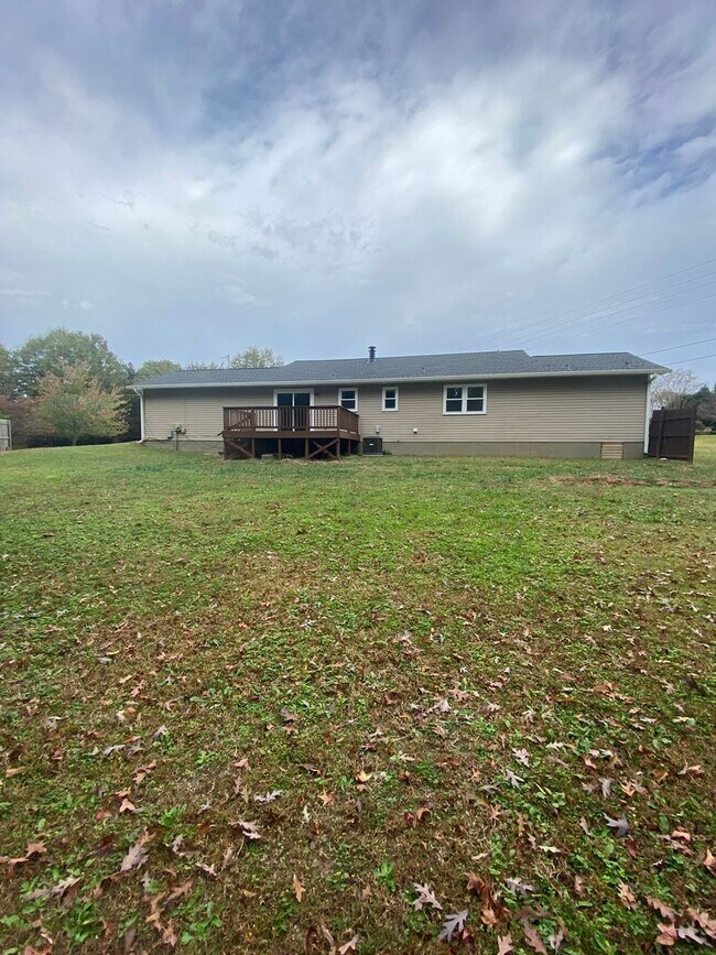 Building Photo - OCONEE COUNTY - Lovely 3 bedroom 2 bathroo...