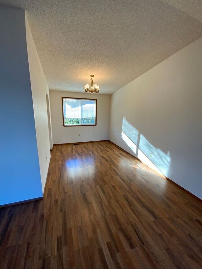 Building Photo - N Tacoma 3bdr 2.5 bath home w/ VIEW of Mt Rainer
