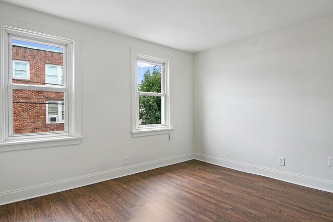 Building Photo - Available Now - Charming 3 Bedroom, 1.5 Ba...