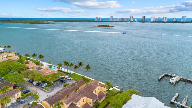 Building Photo - 1060 Lake Shore Dr