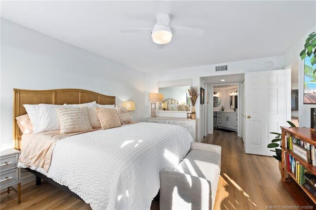 Building Photo - 625 NW North River Dr