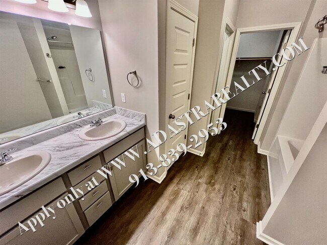 Building Photo - Like New Ranch in Spring Hill-Available in...