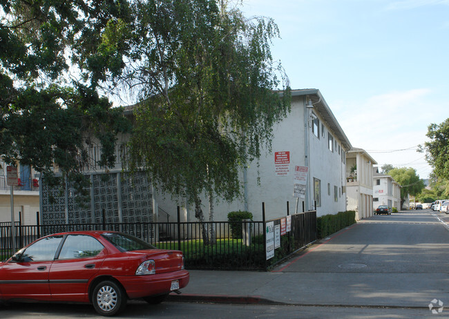 Building Photo - The Oaks