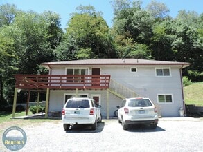 Building Photo - Upper Duplex off Pinnacle--Close to Campus!