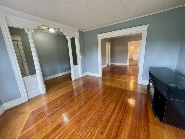 Building Photo - 275 Cooke St