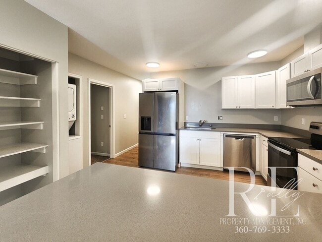 Building Photo - Quality Remodeled 2-Bed in Prime Location