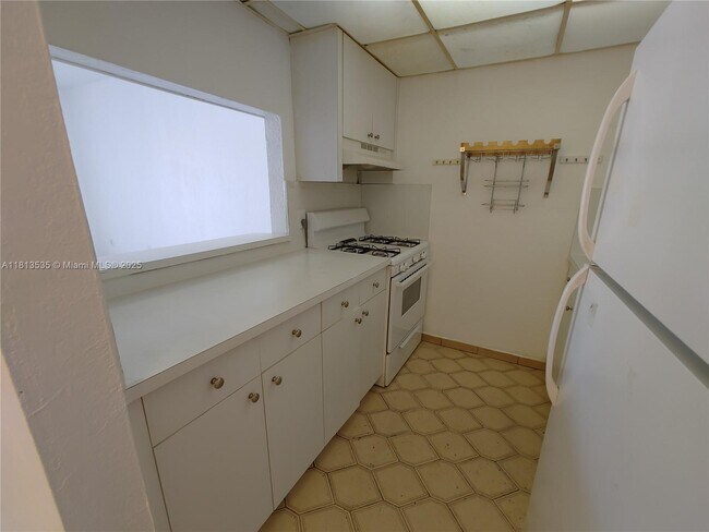 Building Photo - 1305 W 53rd St