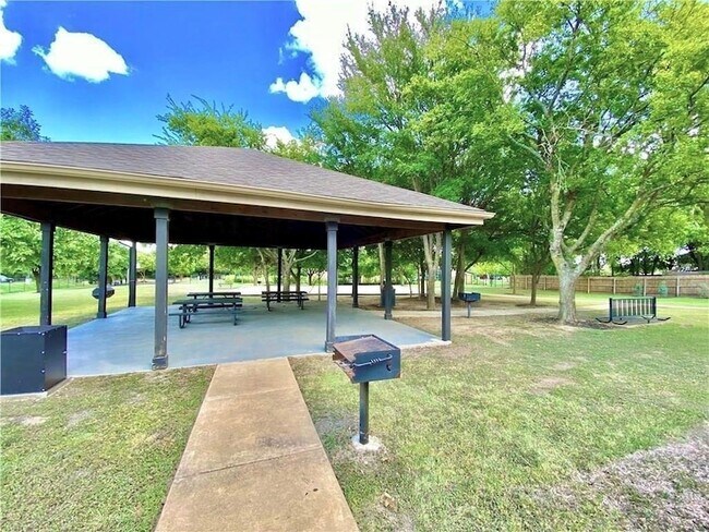 Building Photo - 1056 Winnsboro Lp