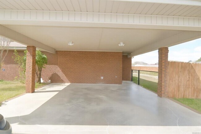 Building Photo - 611 River Birch Dr