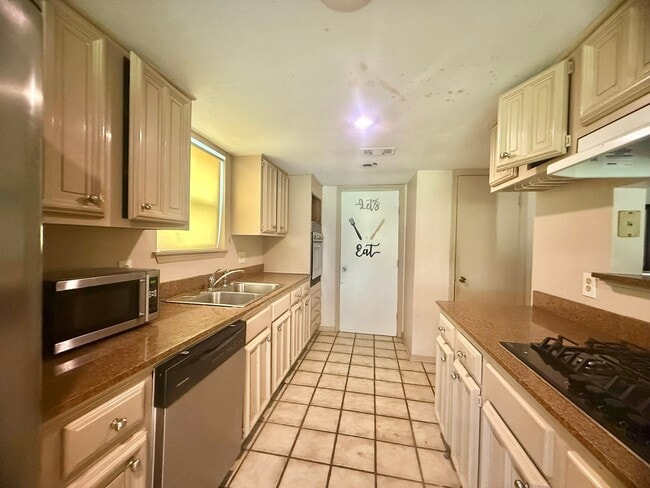 Building Photo - 3602 Brier Gardens Dr