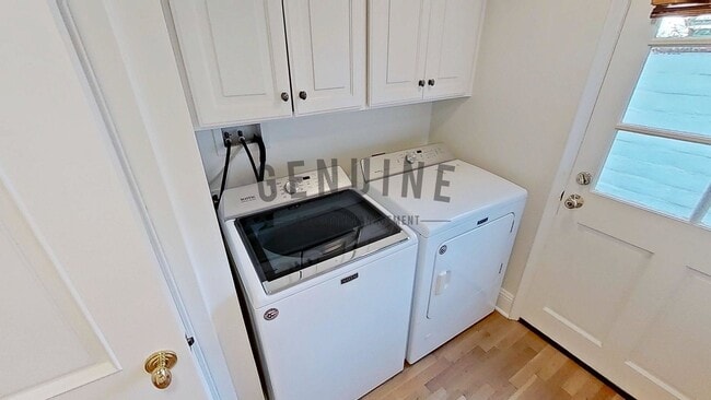 Building Photo - Beautiful Two-Level 5Bd 3.5Ba Home in Newport Beach