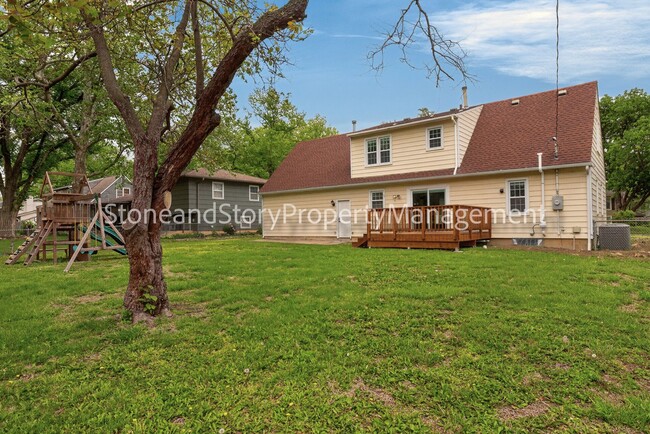 Building Photo - 4 bedroom 2 bath on quiet street in Briarwood