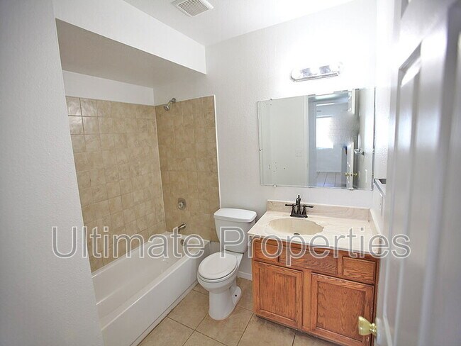 Building Photo - 4720 W Dahlia Dr