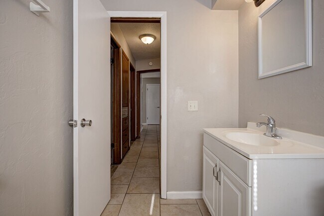 Building Photo - First Full Month's Rent Free! Spacious 3BD/1.BTH Home in Spencer