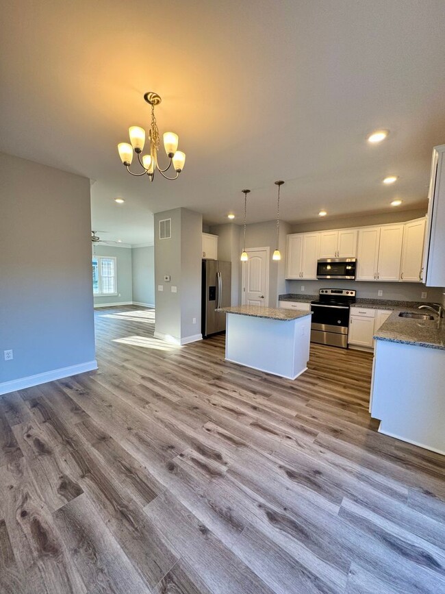 Building Photo - *LIKE NEW!* 3BR/2.5BA Townhouse in Crescen...