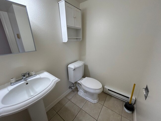 Building Photo - 3 Bed 1.5 Bath Townhome In Excellent Neighborhood