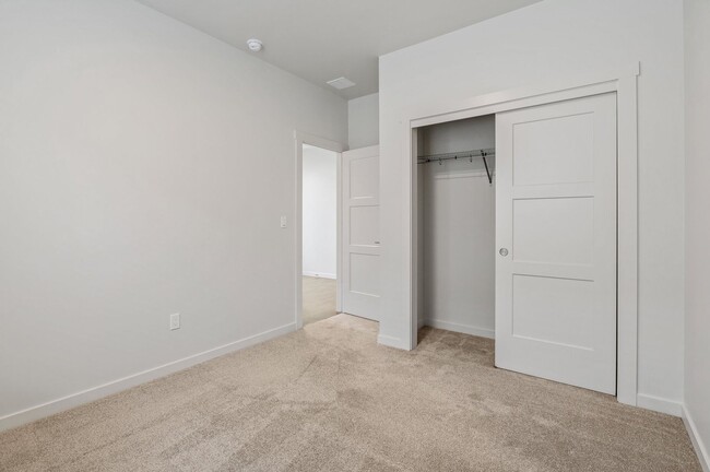 Building Photo - CDA Place Neighborhood- upgraded 3 bed 2 b...