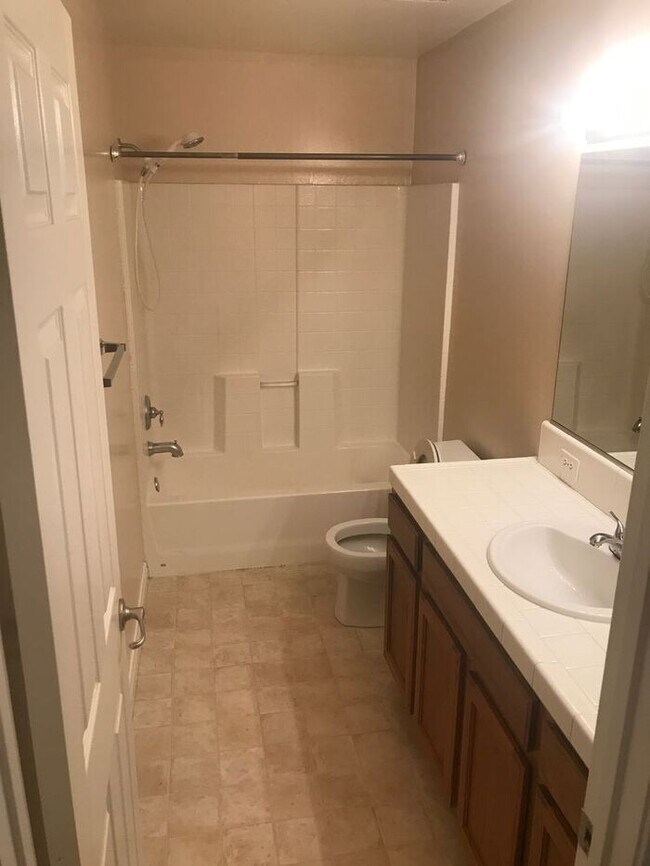 Building Photo - 4 bedroom, 2 bathroom home located near Stine Rd/ McKee Rd.