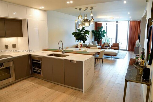 Building Photo - 15701 Collins Ave