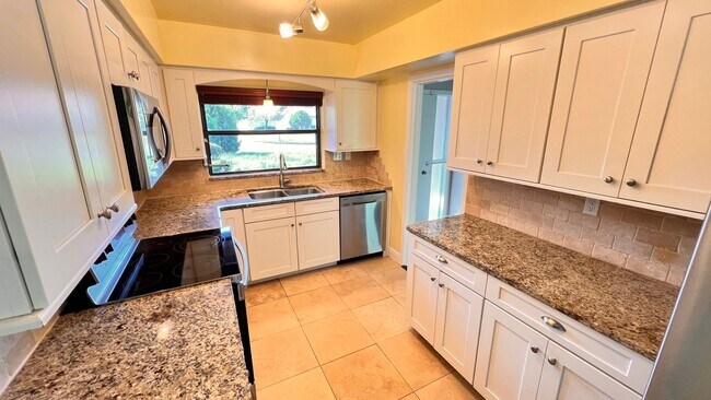 Building Photo - Timeless Charm Meets Modern Comfort in the Heart of Winter Park! WASHER & DRYER INCLUDED!