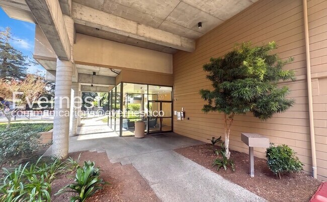 Building Photo - 320 N Civic Dr