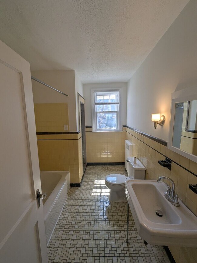 Building Photo - 3343 Chippendale St