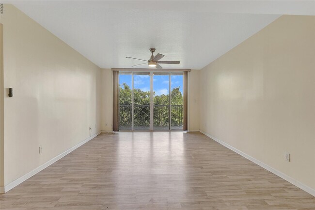 Building Photo - 529 E Sheridan St