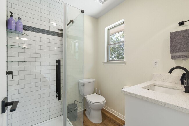 Building Photo - FULLY FURNISHED 3/3 Townhome in Bobcat Vil...