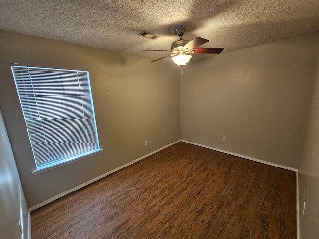 Building Photo - Nice 3 bedroom home with fenced in yard