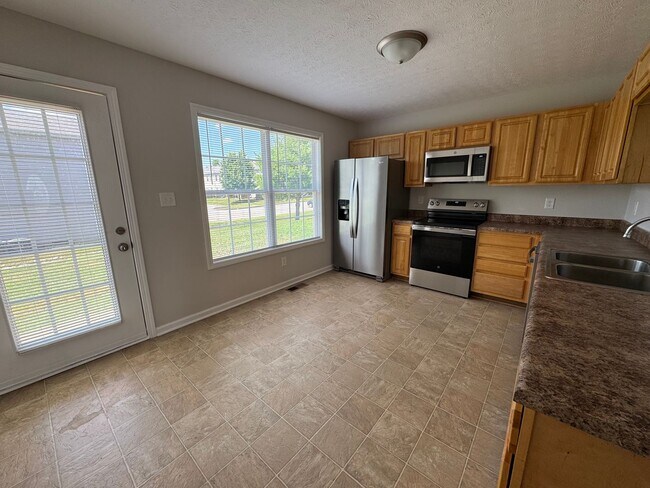Building Photo - Newly Renovated 3BR 2BA home close to GM, ...