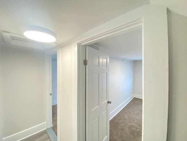 Building Photo - 8 Parkinson Ct