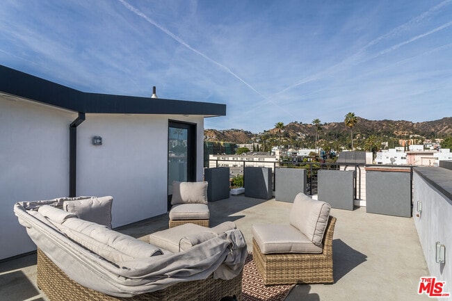 Building Photo - 1318 1/2 N Vista St